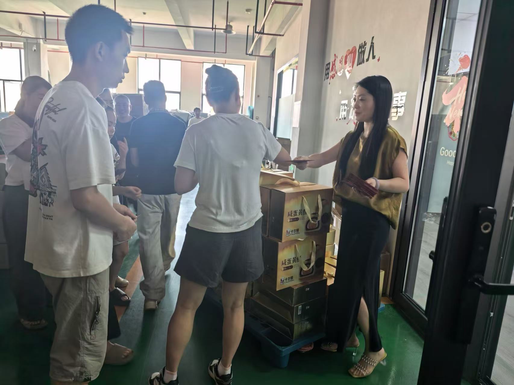 ZENGSEN factory management distributing Mid-Autumn Festival gifts and appreciation envelopes to employees